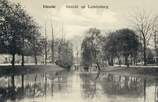 2338 Gezicht op de Stadsbuitengracht te Utrecht uit het noordoosten met rechts het plantsoen Lepelenburg en op de ...